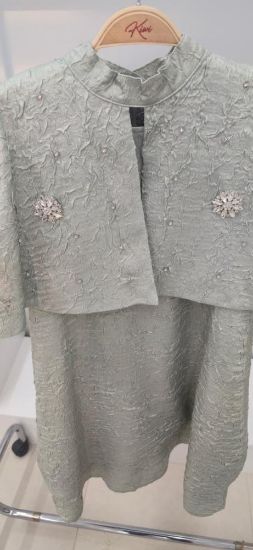 صورة فستان اخظر كلاسيكي انيق وجميل باللؤلؤ على الصدر